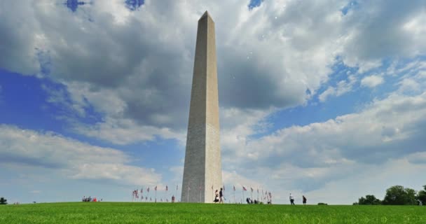 Un'ampia veduta dei turisti che visitano il Monumento di Washington durante il giorno . — Video Stock