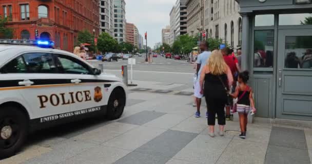 Um carro da polícia patrulha a Avenida Pennsylvania perto da Casa Branca . — Vídeo de Stock