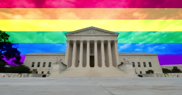 Un time lapse vista del grande ingresso della Corte Suprema con la bandiera arcobaleno sopra e dietro . — Video Stock