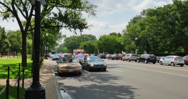 En ambulans raser av på gatorna i Washington, DC. — Stockvideo