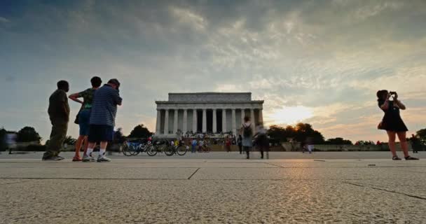 Um lapso de tempo de movimento rápido estabelecendo tiro do Lincoln Memorial ao entardecer . — Vídeo de Stock