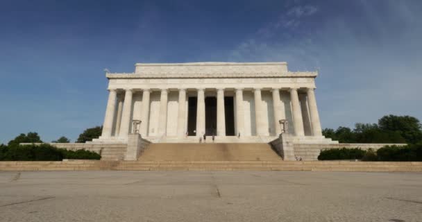 Un lapso de tiempo de movimiento rápido de ángulo bajo que establece la toma del Monumento a Lincoln en la mañana . — Vídeo de stock