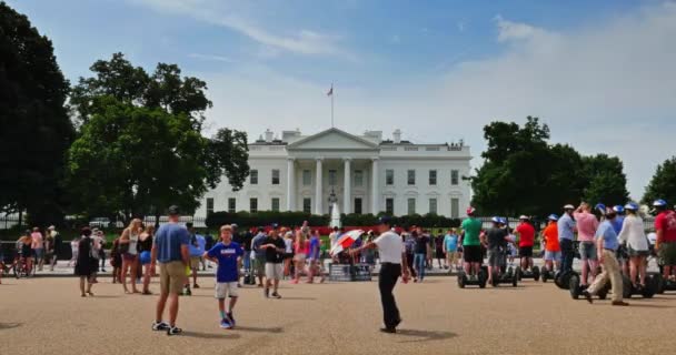 Tourists and visitors crowd around the gates in front of the White House on Pennsylvania Avenue in Washington, D.C. — Stock Video