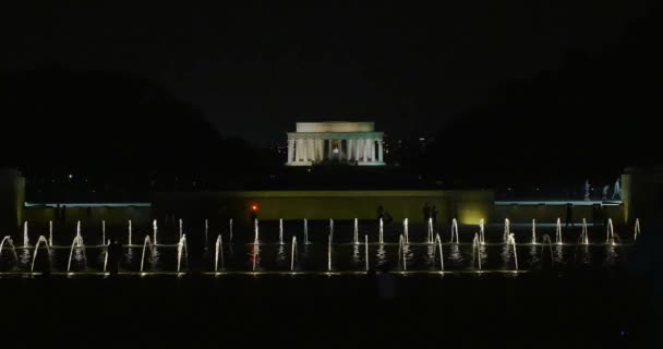 Ustanawiającego kieliszek Lincoln Memorial w nocy. — Wideo stockowe