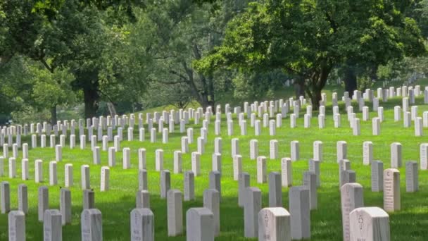 Un lent zoom établissant le plan du cimetière national d'Arlington à Arlington, Virginie . — Video