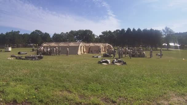 En grupp soldater upprätta ett militärt mobila sjukhus läger. — Stockvideo