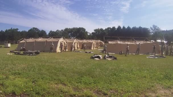 Un grupo de soldados estableció un campamento militar móvil en el hospital. . — Vídeo de stock