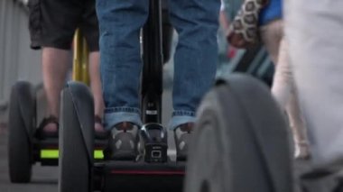 Segways üzerinde Turistler Pittsburgh Smithfield Street Köprüsü boyunca oluşumunda seyahat, Pa.