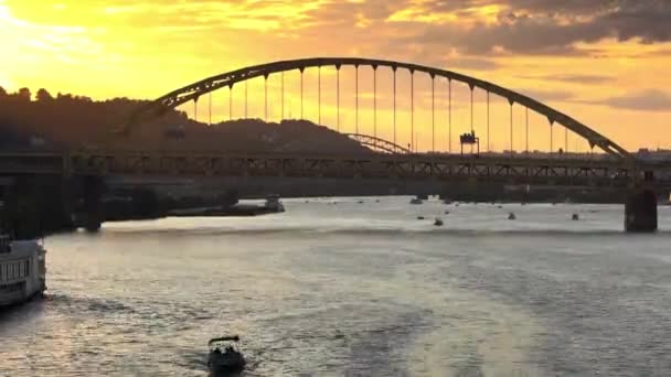 ピッツバーグのモノンガヘラ川とフォートピットブリッジのタイムラプスの夕日. — ストック動画