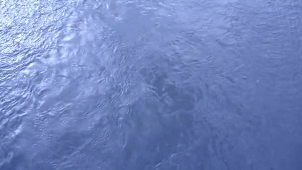 Une vue en angle élevé d'une rivière. Tourné à 60ips pour une utilisation au ralenti en option .