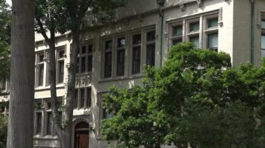 Kampüste veya üniversitede tipik bir bina.