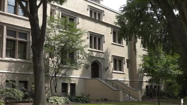 Egy tipikus épület egy kampuszon vagy Egyetemen. — Stock videók