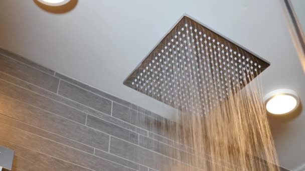 Un accesorio de ducha de gama alta se enciende y luego apaga . — Vídeo de stock