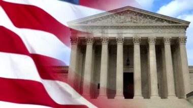 Ağır çekim Amerikan bayrağı yüksek mahkeme bir atış birleştirilmiş vatansever bir arka plan.