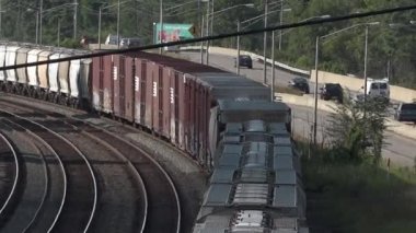 Bir tren mesafe bir köşede yuvarlar.