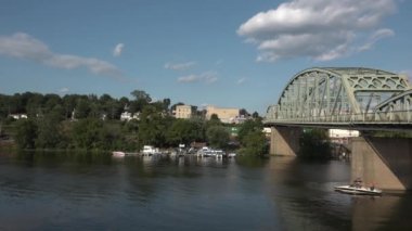 Beaver nehir kenarında Bridgewater ve Rochester, Pennsylvania kurulması bir çekim.