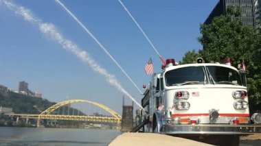 Firetrucks onların su jetleri gücünü Pzt Wharf Pittsburgh görüntülemek. 120 fps ağır çekim vurdu.