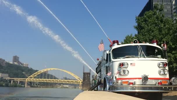 Firetrucks weergeven de kracht van hun waterstralen in het Mon Wharf in Pittsburgh Geschoten op 120fps slow motion. — Stockvideo