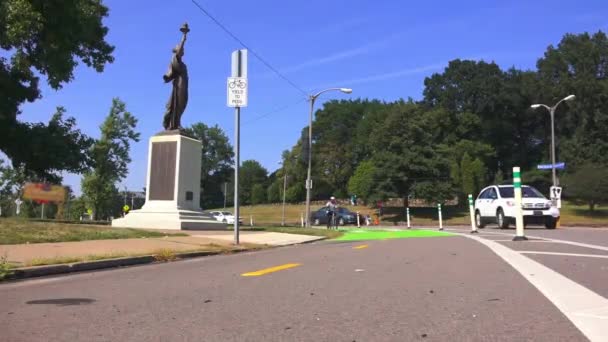 Un hombre en edad universitaria monta su bicicleta cerca de Schenley Park en el área de Oakland de Pittsburgh, Pensilvania. Disparo a 60 fps . — Vídeo de stock