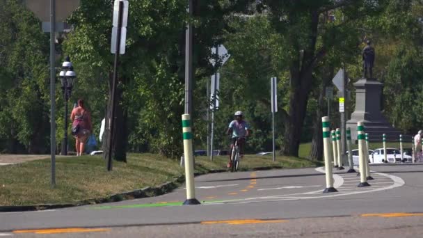 Un maschio di età universitaria guida la sua bicicletta vicino a Schenley Park nella zona di Oakland di Pittsburgh, PA. Girato a 60fps . — Video Stock