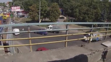 Ukrayna on-Ağustos, 2015 - yaklaşık yoğun trafik ve bir Ukrayna karayolu görüldüğü gibi Vitrin camekanlar.