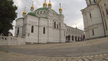 Ukrayna - Ağustos, 2015 - turistler ve ziyaretçiler yaklaşık tur gerekçesiyle Ulusal Kiev-Pechersk tarihsel ve kültürel korumak Kiev, Ukrayna.