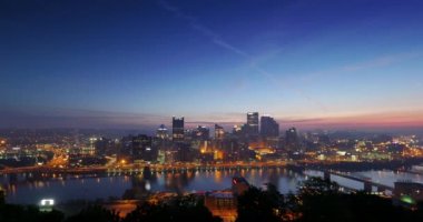 Gün gündoğumu zaman atlamalı, Pittsburgh, Pennsylvania şehrin için dramatik bir gece.