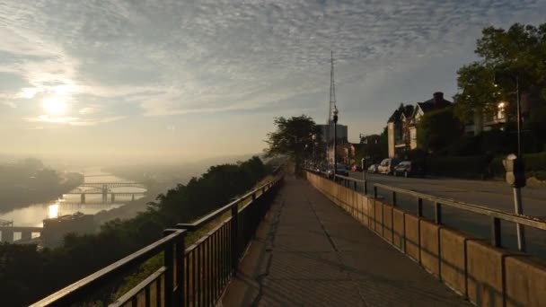 En stekpanna från bostadsområdet Mt. Washington att horisonten av Pittsburgh en tidig sommarmorgon. — Stockvideo