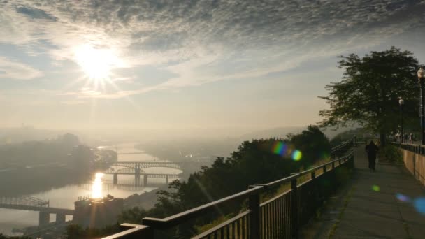 En stekpanna från området har utsikt över Mt. Washington att horisonten av Pittsburgh en tidig sommarmorgon. — Stockvideo