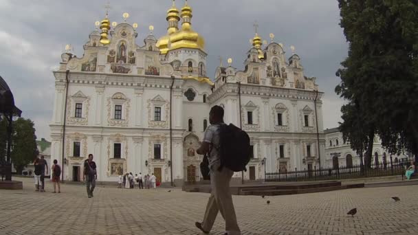 Ukrajna - kb augusztus, 2015-re - a turisták és a látogatók a kertben a nemzeti Kiev-Pechersk történelmi és kulturális megőrzése, Kijevben tour. — Stock videók
