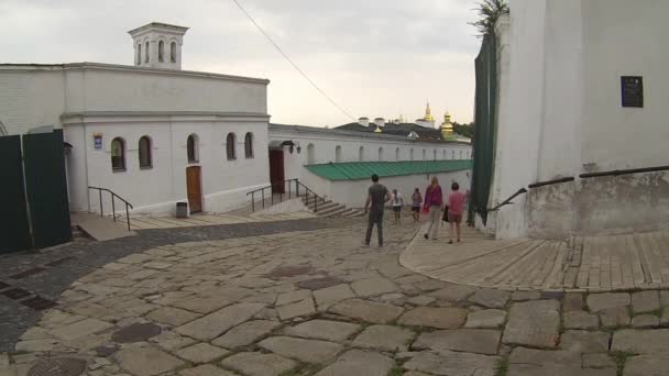 Ukraine - ca. August 2015 - Touristen und Besucher besichtigen das Gelände des nationalen kyiv-pechersk historischen und kulturellen Reservats in kyiv, Ukraine. — Stockvideo