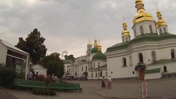 UCRÂNIA - Por volta de agosto de 2015 - Turistas e visitantes visitam os terrenos da Reserva Histórica e Cultural Nacional de Kiev-Pechersk em Kiev, Ucrânia . — Vídeo de Stock