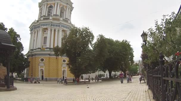 UKRAINE - Circa August, 2015 - Tourrists and visitors tour the grounds of the National Kyiv-Pechersk Historical and Cultural Preserve in Kyiv, Ukraine . — стоковое видео