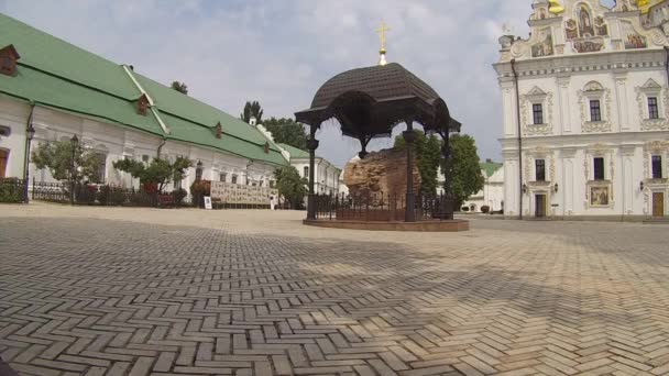 Ukraine - ca. August 2015 - Touristen und Besucher besichtigen das Gelände des nationalen kyiv-pechersk historischen und kulturellen Reservats in kyiv, Ukraine. — Stockvideo