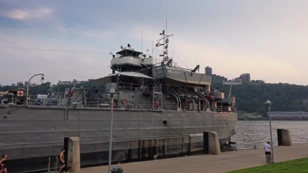 PITTSBURGH, PA - Circa September, 2015 - Wisatawan mengunjungi LST 325 yang berlabuh di North Shore Pittsburgh untuk hari libur Hari Buruh . — Stok Video