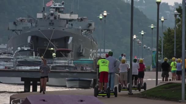 Pittsburgh, Pa - Circa September, 2015 - turister besöker Lst 325 dockad på Pittsburgh's North Shore för Labor Day holiday. — Stockvideo