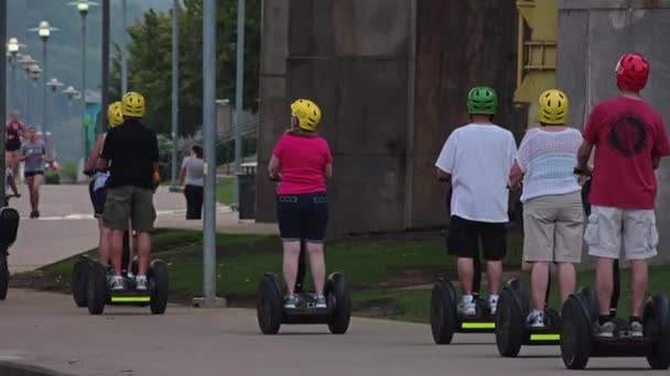 匹兹堡，宾夕法尼亚州-大约在 9 月，2015 年-电动踏板车上的游客乘坐在匹兹堡的北岸夏天傍晚. — 图库视频影像