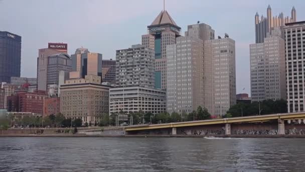 PITTSBURGH, PA - Circa September, 2015 - A zooming establishing shot of Pittsburgh on a late summer evening. — Stock Video