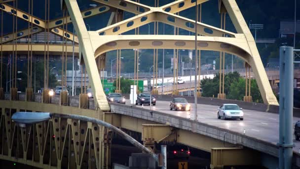 Verkeer gaat voorbij aan de Fort Duquesne brug op een late zomeravond. — Stockvideo