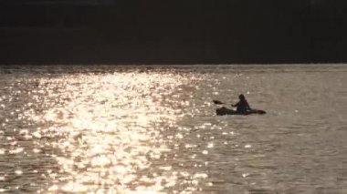 Ohio nehrinde Pittsburgh Point Devlet Parkı yakınındaki bir kanocu.
