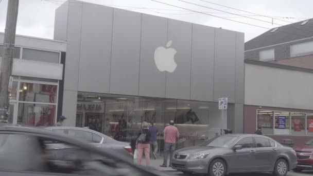 SHADYSIDE, PITTSBURGH, PA - Circa septiembre, 2015 - Una toma establecida de la tienda Shadyside Apple durante el día. Disparo plano, S-Log2 para la clasificación avanzada del color . — Vídeos de Stock