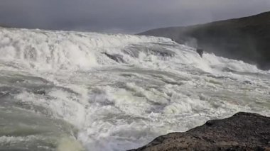 Gullfoss şelalesinin güçlü bir yakın çekimi güneybatı İzlanda 'daki Hvita Nehri kanyonundan akan kükreyen beyaz suyu yakalar.. 