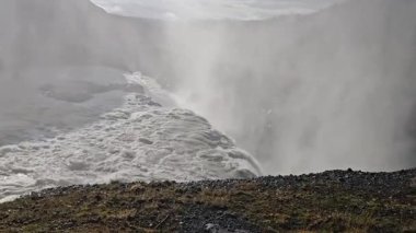 Gullfoss 'un çarpıcı yüksek açılı görüntüsü güneybatı İzlanda' daki Hvita Nehri kanyonuna düşen beyaz suyu yakalıyor..