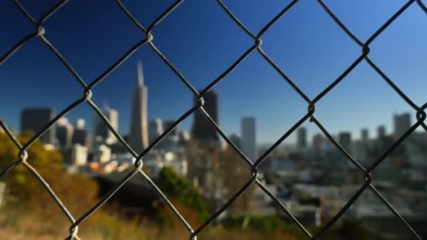 San Francisco skyline upprättande skott genom kedjelänk staket — Stockvideo