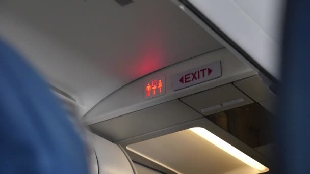 Vliegtuig toilet licht draait Onbebezet — Stockvideo