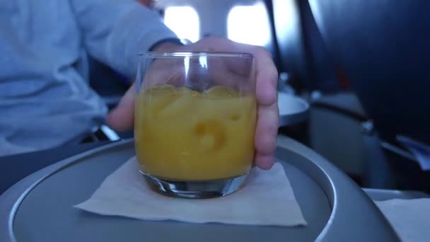 Passagier trinkt Orangensaft — Stockvideo