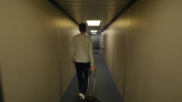 Homem caminha para baixo Jetway para avião — Vídeo de Stock