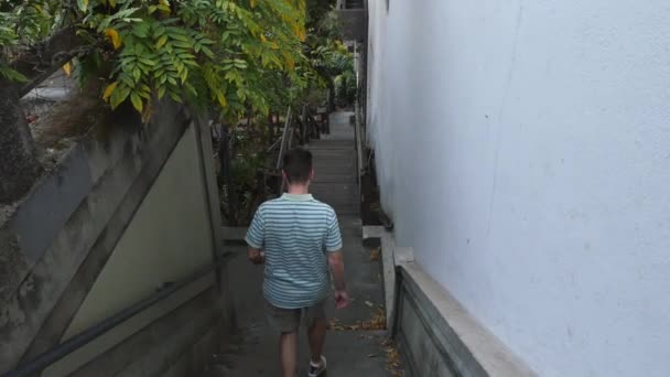 Mann geht San Francisco Treppe hinunter — Stockvideo