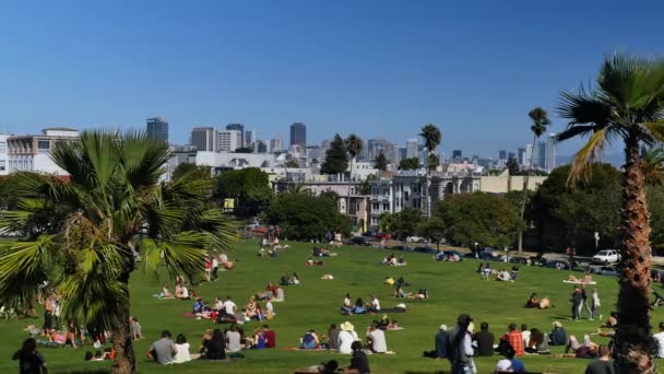 San Francisco Skyline Estableciendo un disparo desde el Parque de la Misión Dolores — Vídeos de Stock