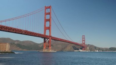 Donanma Gemisi Golden Gate Köprüsü'nün Altından Geçti